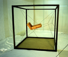 dreidimensionales Objekt (Holz, Ketten) von T. Sora