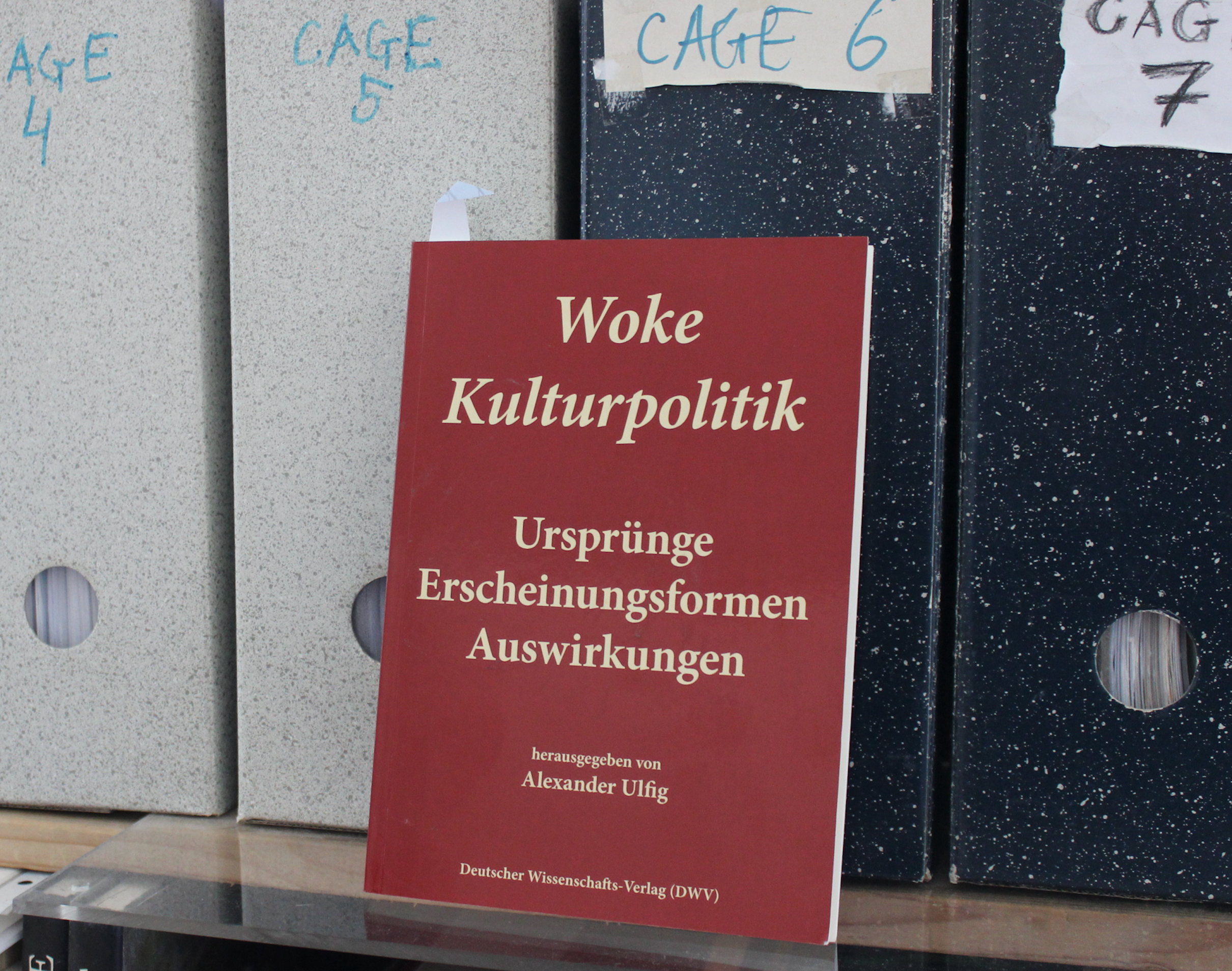 Tom Soras Beitrag aus dem Buch <<Woke Kulturpolitk. Ursprünge, Erscheinungsformen,Auswirkungen>>, herausgegeben con Alexander Ulfig