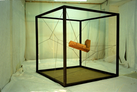 dreidimensionales Objekt (Holz, Ketten) von T. Sora